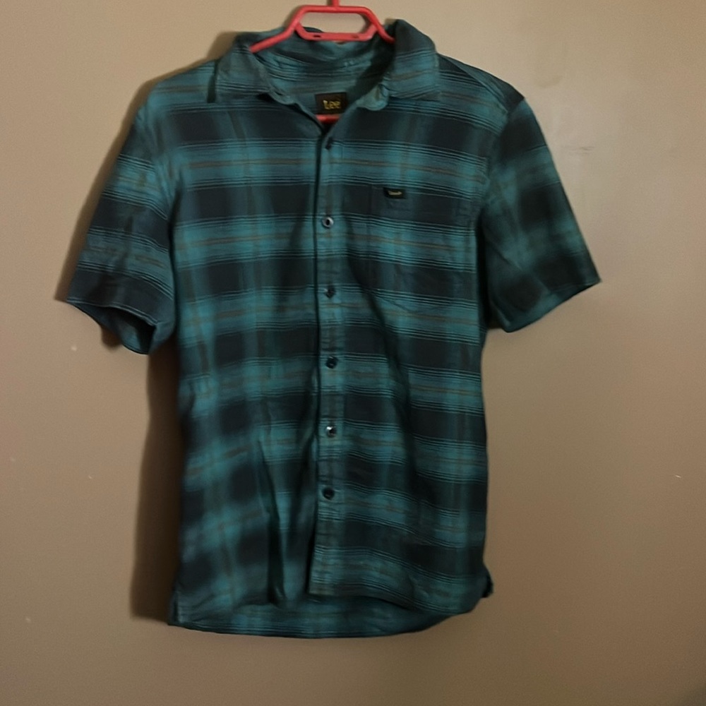 😄Plaid button down short sleeve shirt. B3